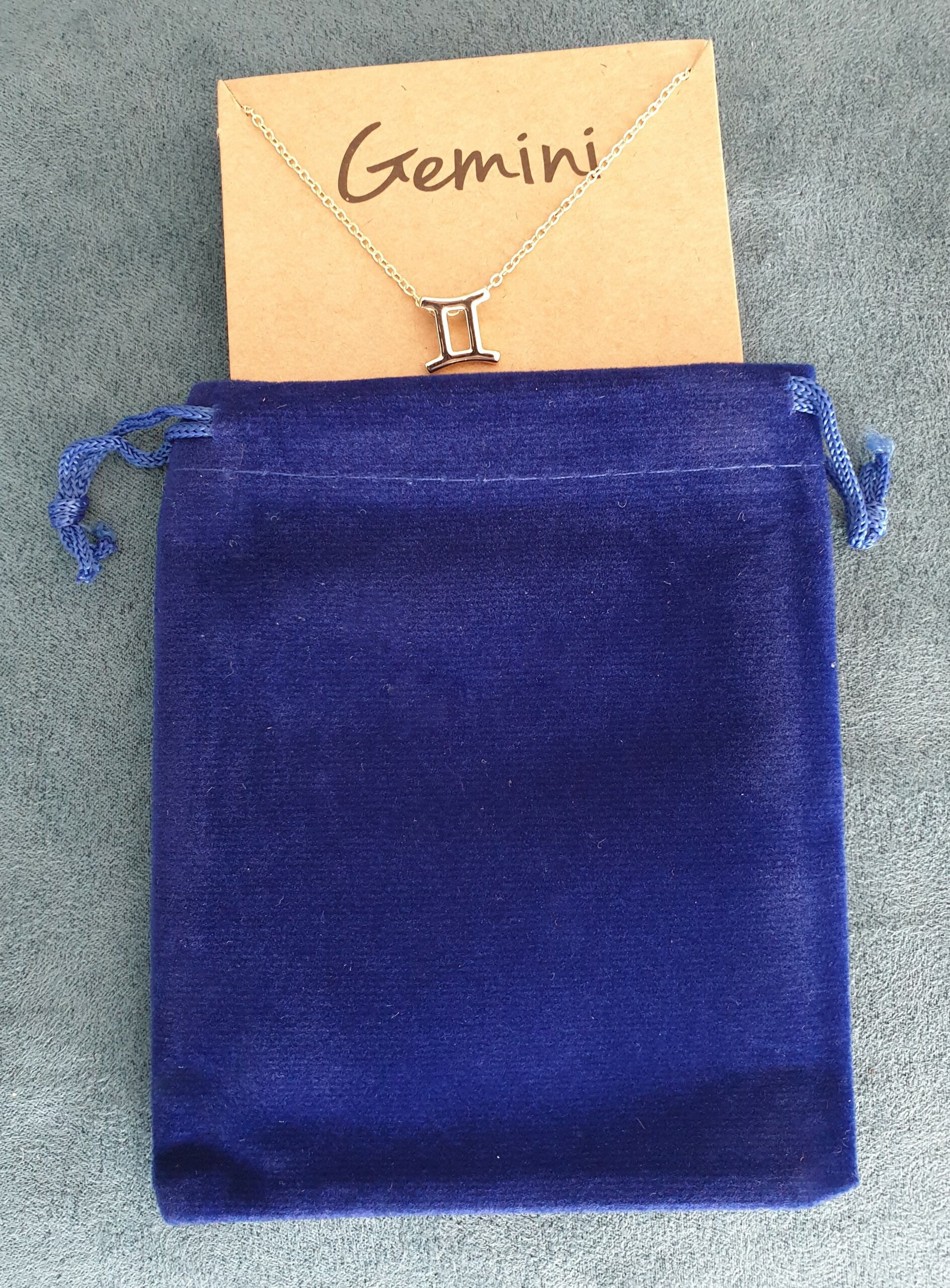 Gwiezdny naszyjnik w aksamitnym etui.